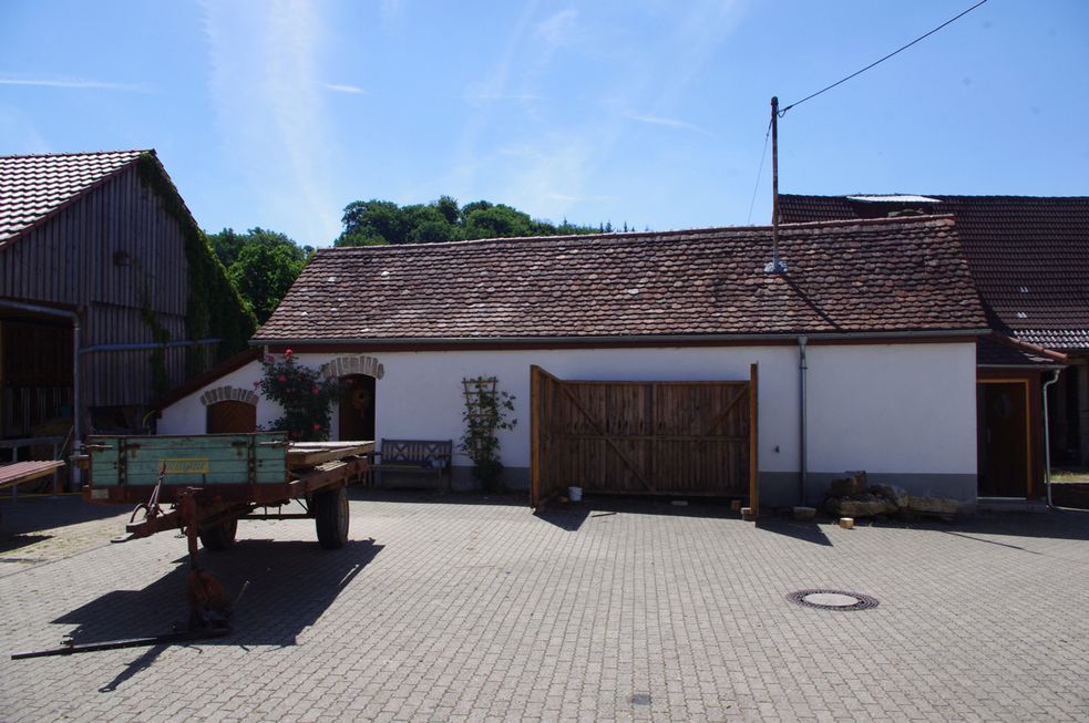 Alte Weidehütte neben dem Traktor-Anhänger