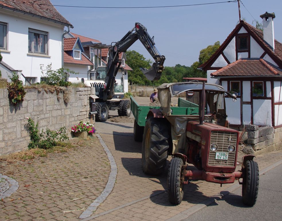 Traktor mit Anhänger für Erde und Kies