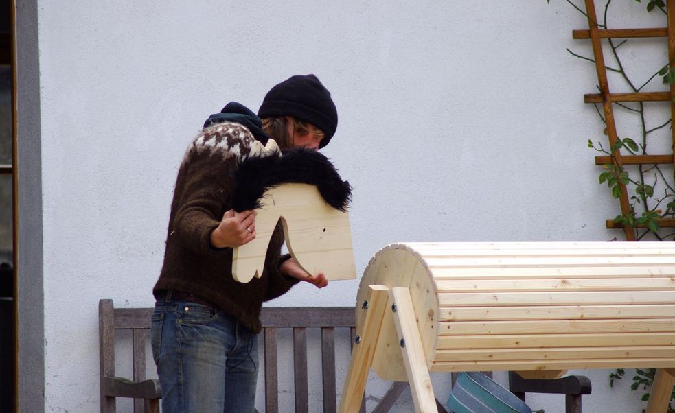 Kopf wird an das Pferd aus Holz montiert