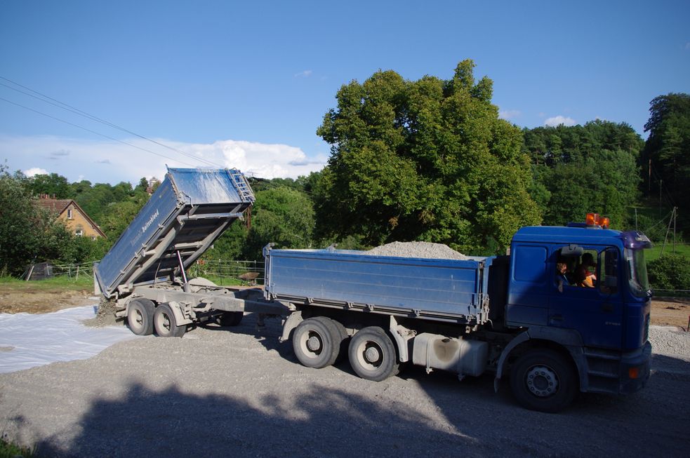 LKW kippt weiteren Mineral-Haufen für den Reitplatz ab