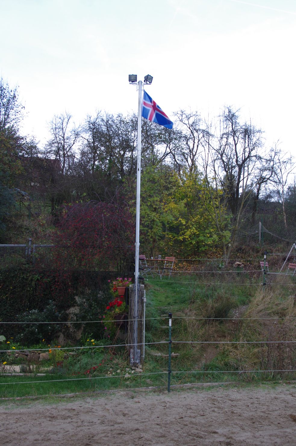 Flutlicht-Mast mit Island-Flagge