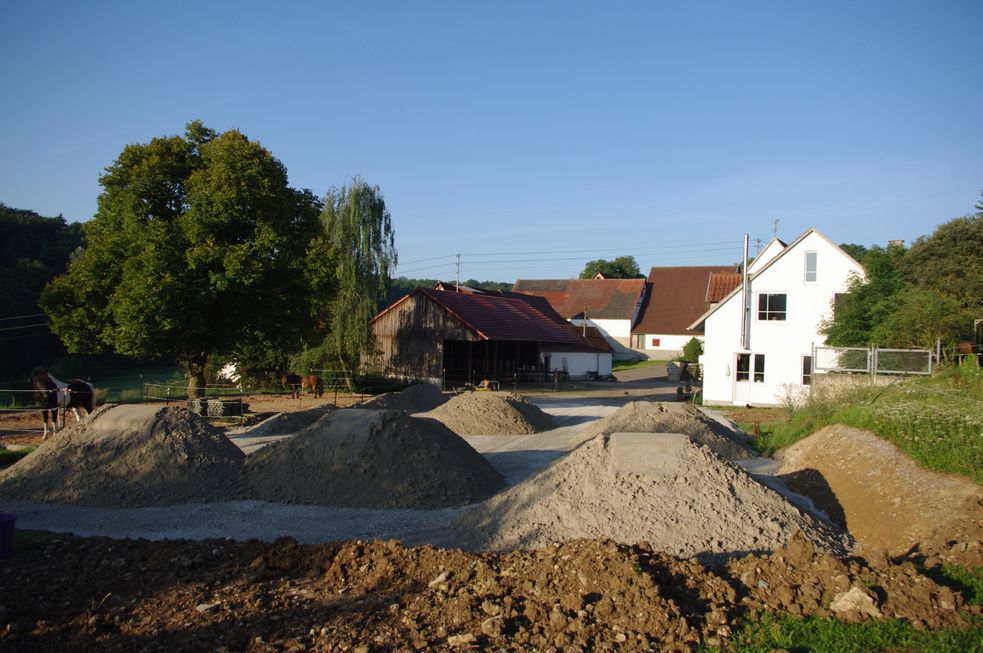 mehrere Sandhaufen auf dem Reitplatz