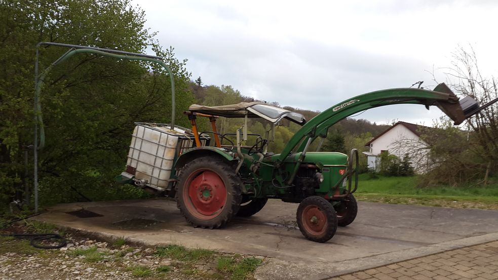 Traktor mit Wassertank, der für die Weide der Islandpferde gefüllt wird