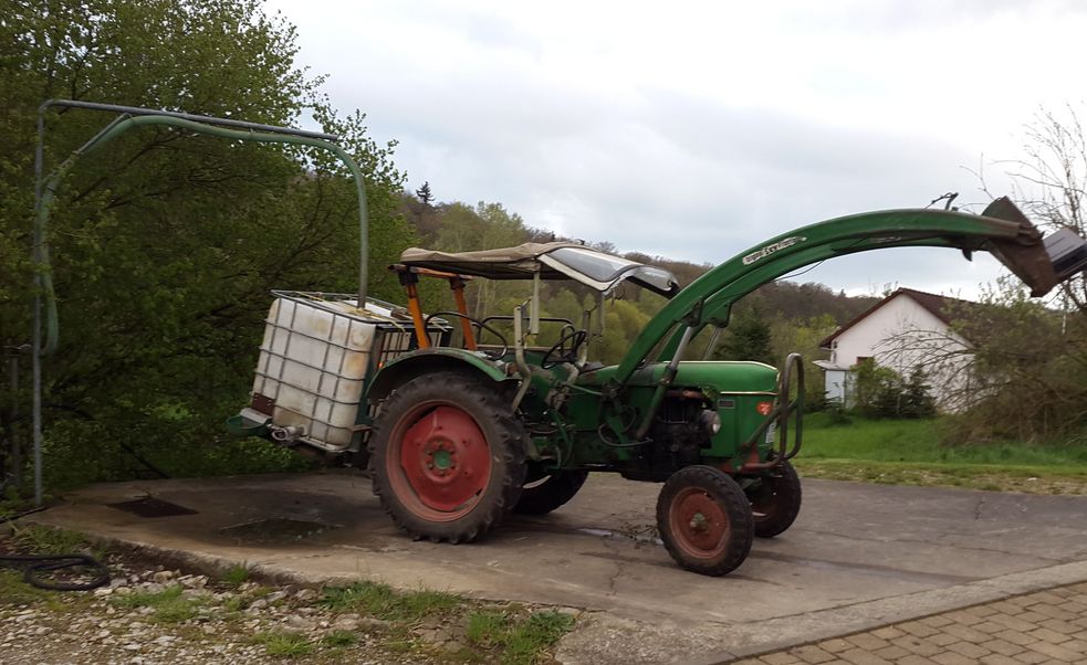 Traktor mit Wassertank, der für die Weide der Islandpferde gefüllt wird