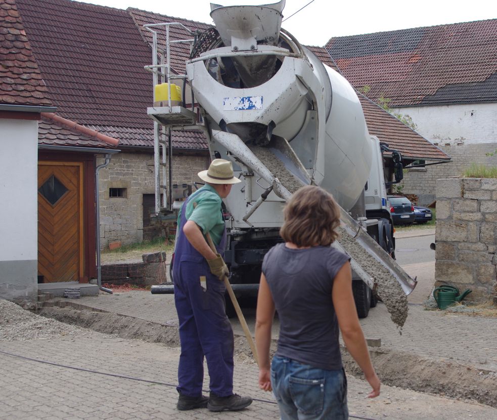 Beton wird vom Betonmischer eingelassen