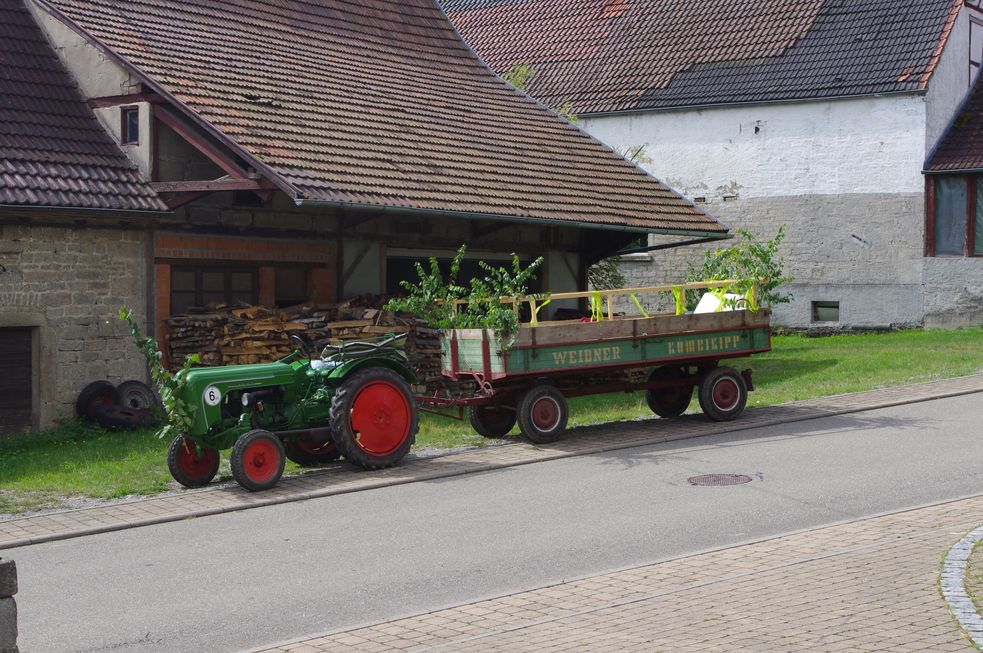 Oldtimer-Traktor mit geschmücktem Anhänger