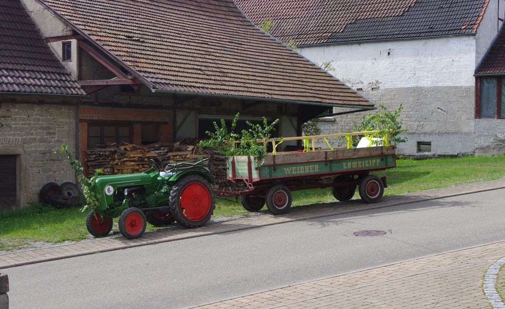 Oldtimer-Traktor mit geschmücktem Anhänger