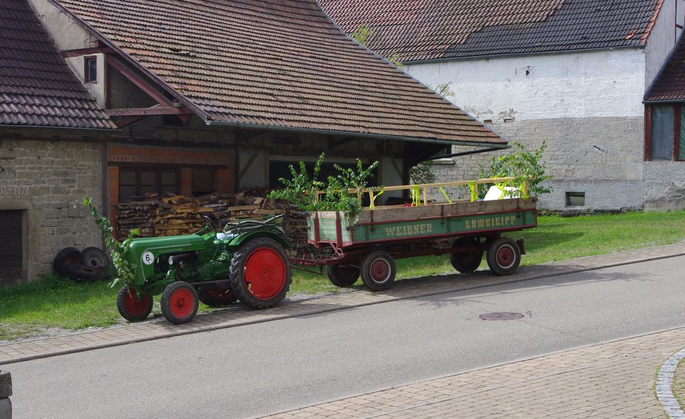 Oldtimer-Traktor mit geschmücktem Anhänger