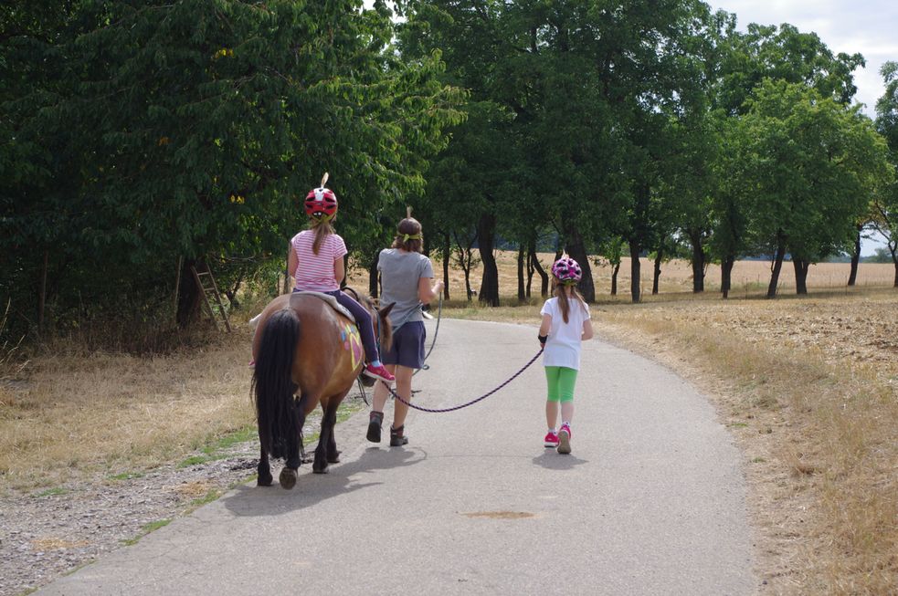 Kind reitet auf einem Pony