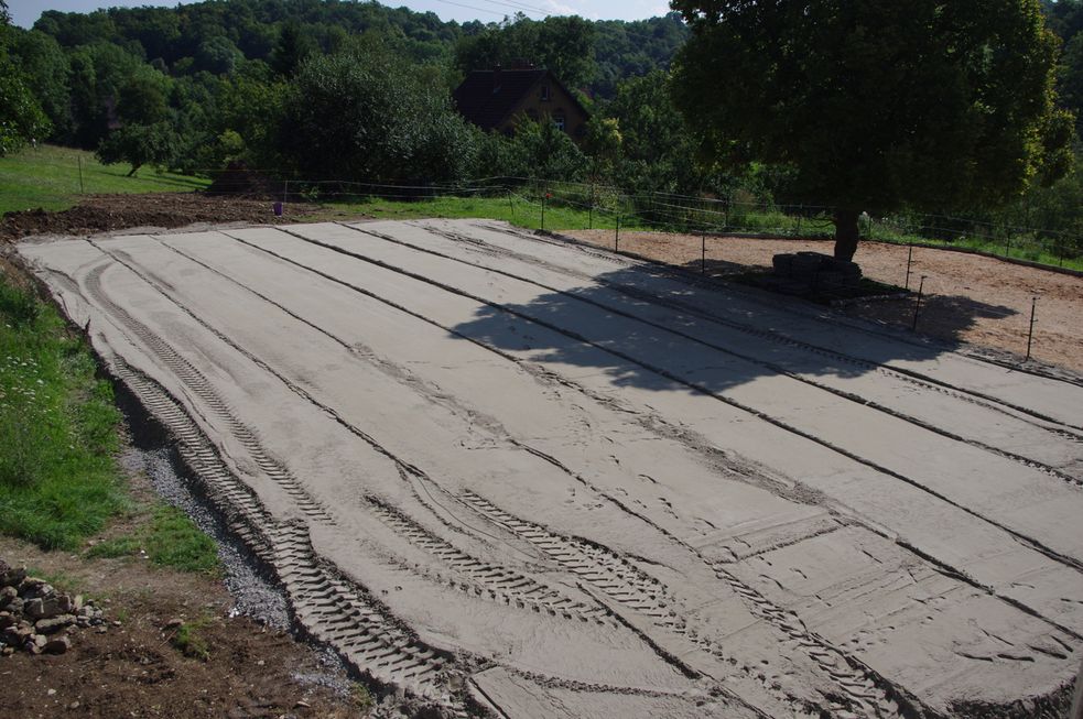 Reitplatz nachdem der Sand eingeebnet wurde, Foto mit Blick auf Paddock